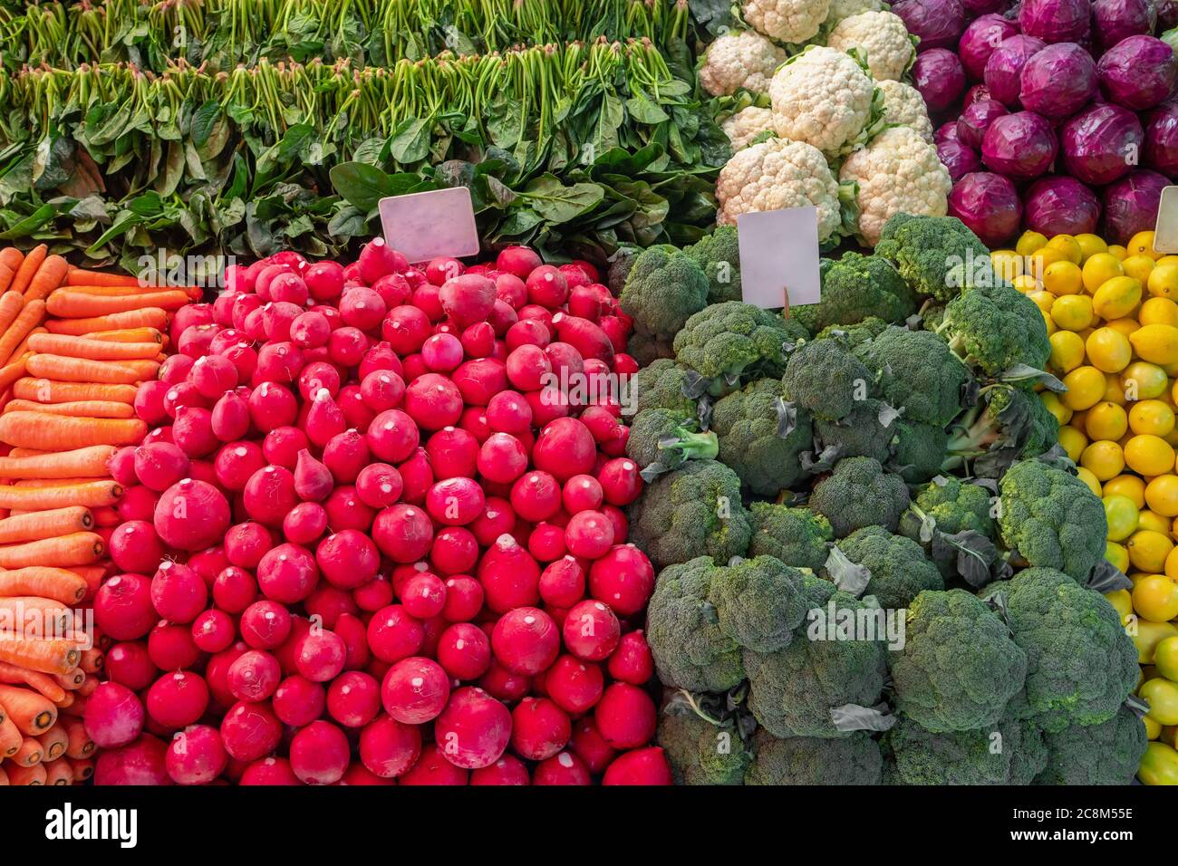 Gli agricoltori mercato alimentare di stallo con varietà di verdure organiche. Foto Stock
