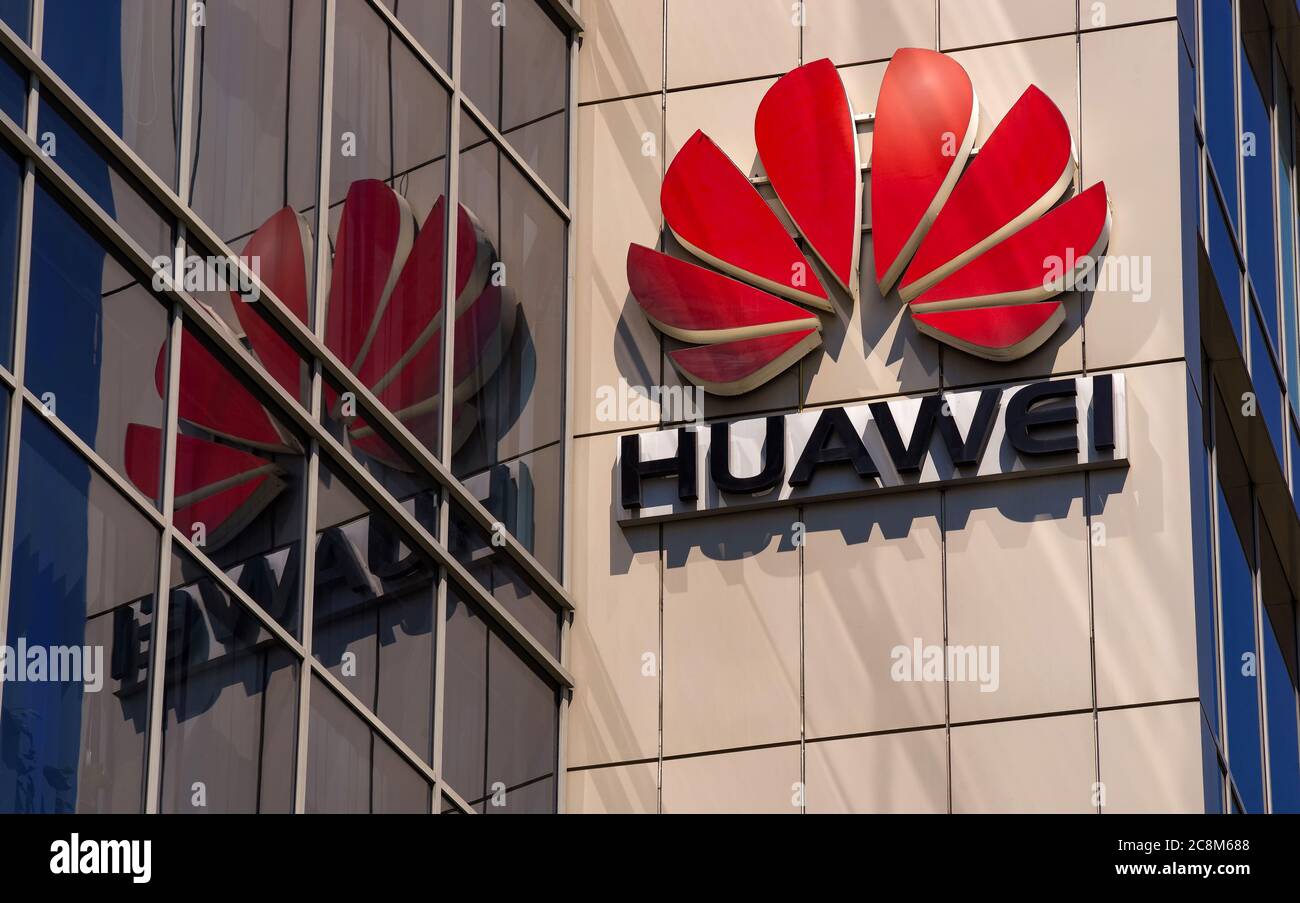 Bucarest, Romania - 25 giugno 2020: Un logo di Huawei, società cinese di apparecchiature di telecomunicazione, è esposto sulla parte superiore di un edificio, a Buchare Foto Stock