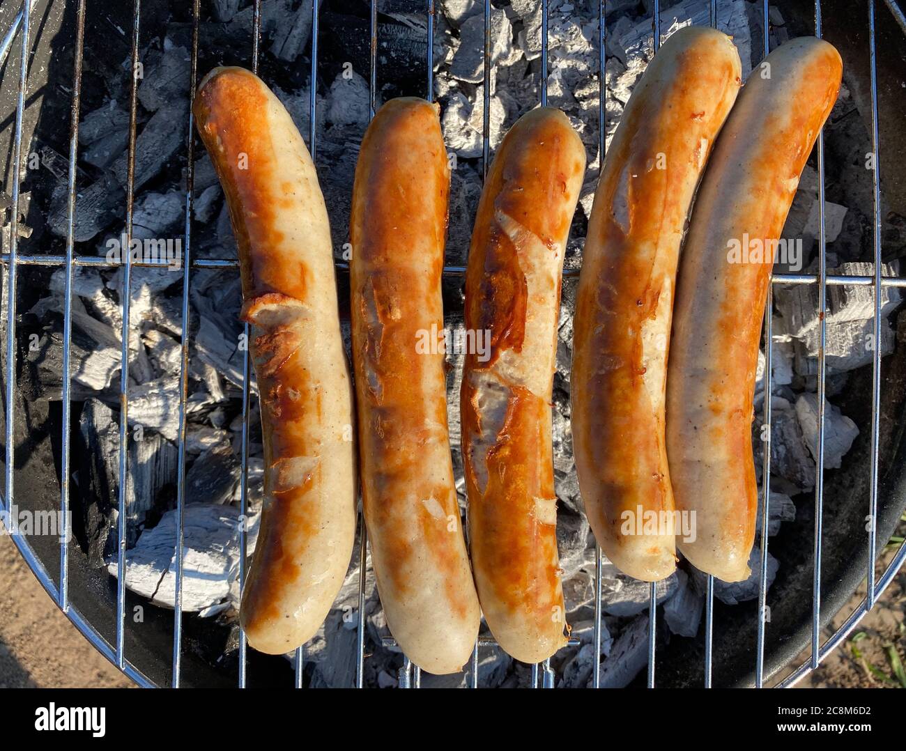 Hohwacht, Germania. 2020 luglio, 22.07.2020. Primo: Bratwurst, grill, salsiccia di carbone, salsiccia di stadio | uso nel mondo Credit: dpa/Alamy Live News Foto Stock