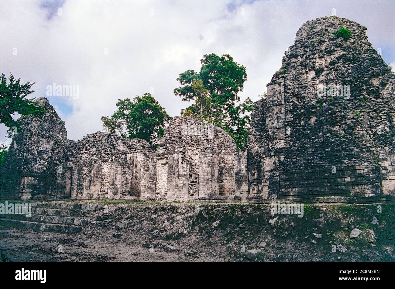 La struttura i alle rovine Maya di Chicanna ha due torri. Campeche, Messico. Immagine di film vintage - circa 1990. Foto Stock