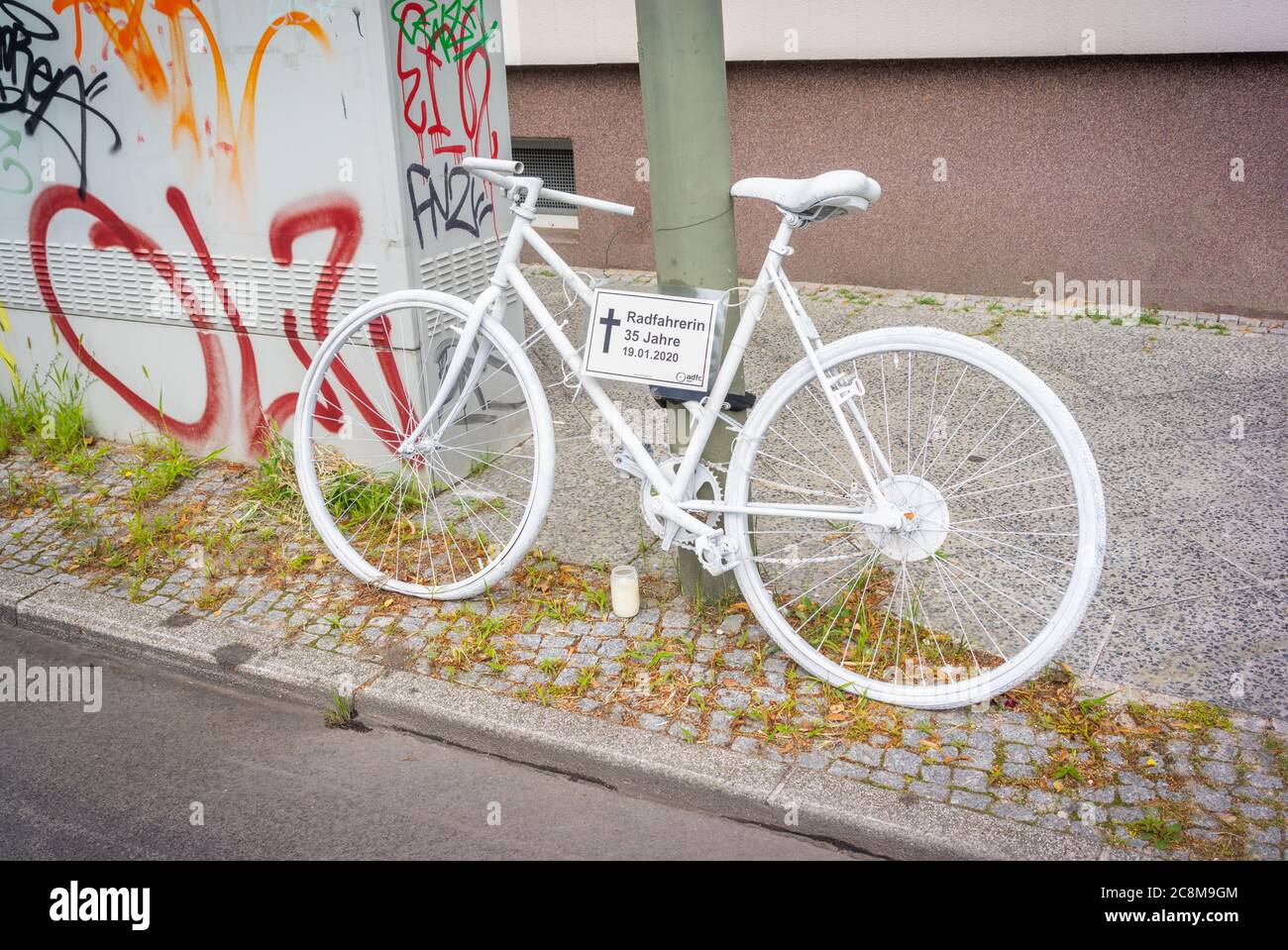 Un memoriale a forma di bicicletta per ricordare un ciclista morto durante un incidente stradale a Berlino nel 2020, Germania, Europa Foto Stock