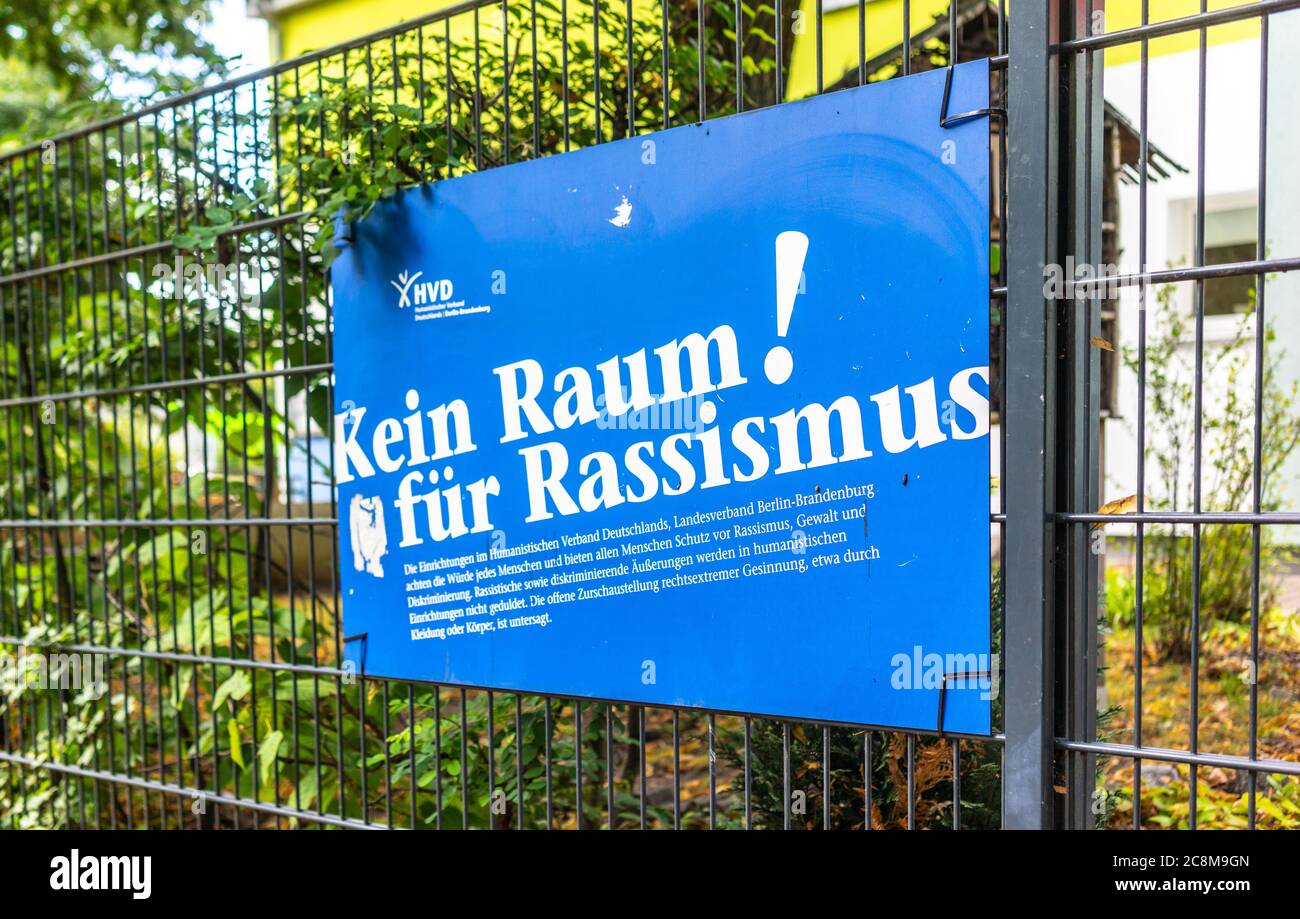 Non c'è spazio per il razzismo (Kein Raum für Rassismus) - segno anti razzismo fuori da una scuola materna a Berlino, Germania, Europa Foto Stock