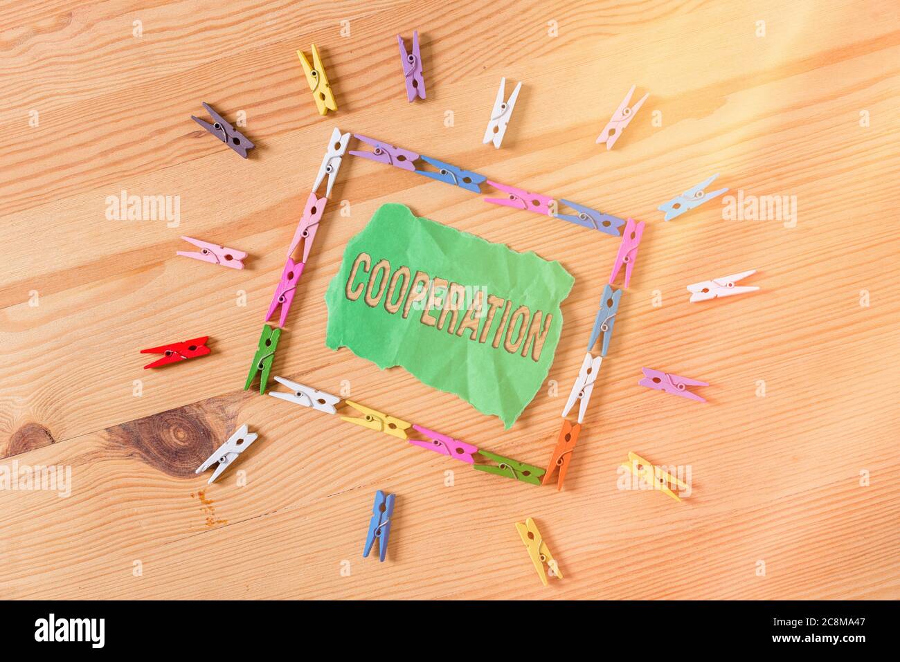 Scrittura concettuale a mano che mostra la cooperazione. Concetto che significa azioni di qualcuno che è stato utile facendo ciò che si desidera carta colorata sminuzzata w Foto Stock