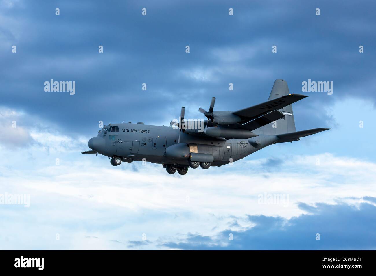 US Airforce C-130 Hercules che scende a terra Foto Stock