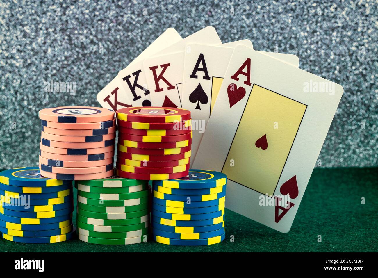 Elementi di gioco del casinò come chip colorati, carte da poker e denaro Foto Stock