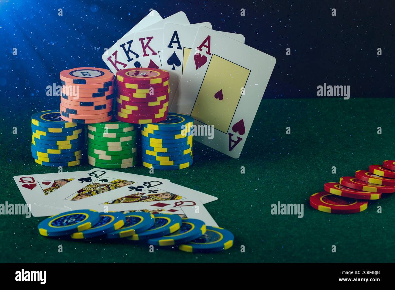 Elementi di gioco del casinò come chip colorati, carte da poker e denaro Foto Stock