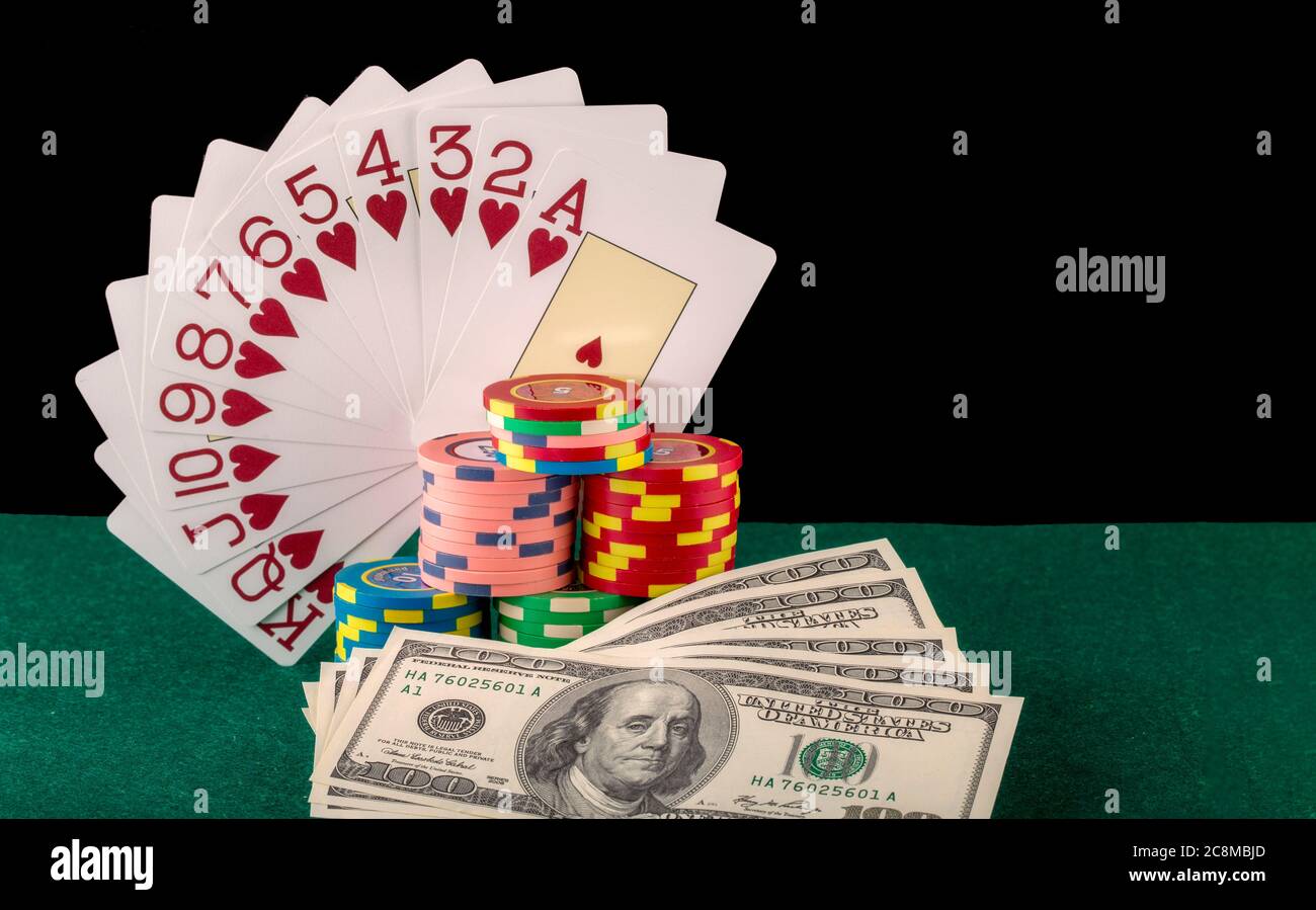 Elementi di gioco del casinò come chip colorati, carte da poker e denaro Foto Stock