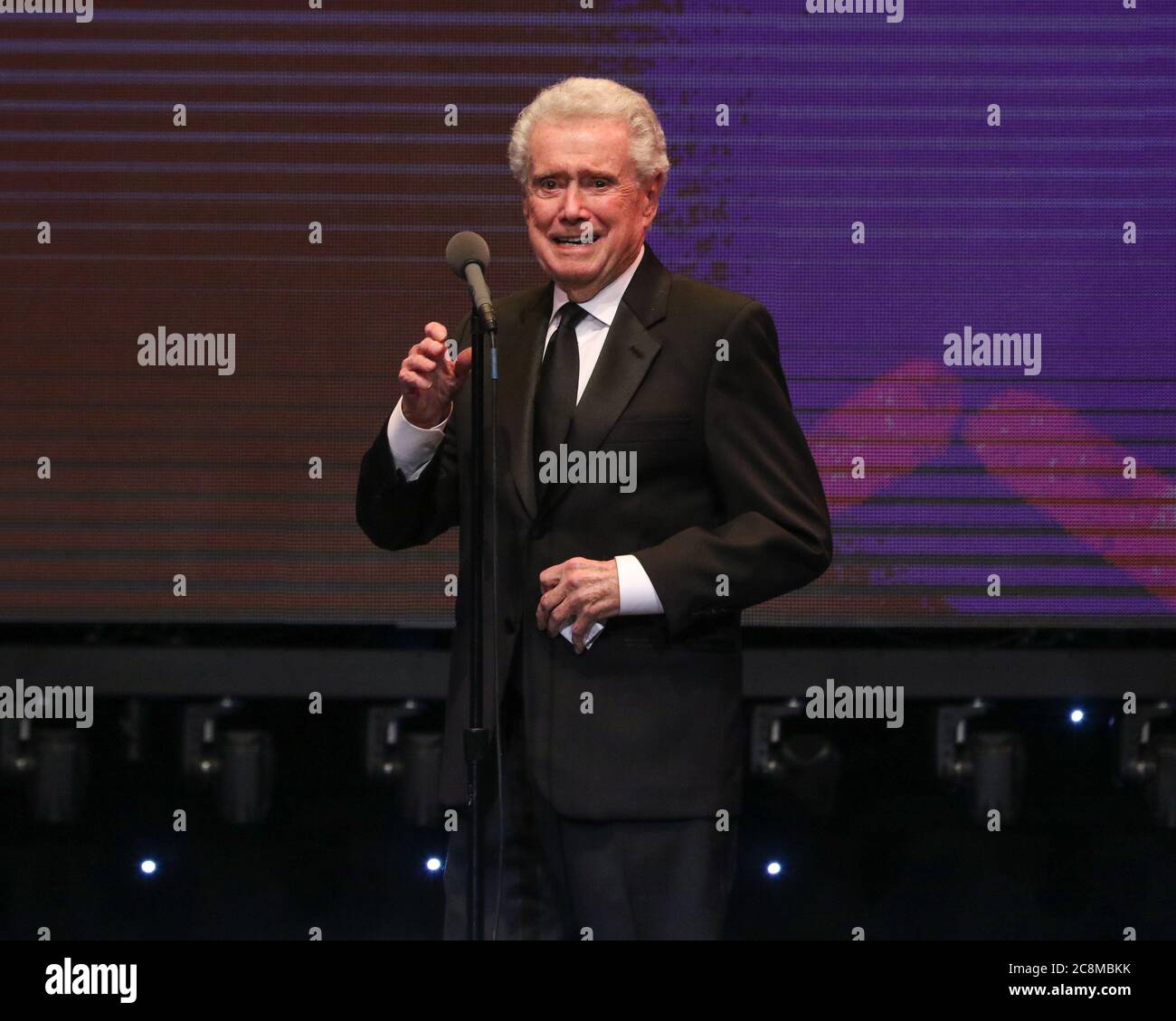 Los Angeles, California, Stati Uniti. 24 gennaio 2020. Regis Philbin ha pronunciato il suo discorso di accettazione al 28° gala annuale Moviguide Awards presso l'Avalon Hollywood di Los Angeles, California, il 24 gennaio 2020. Credito: Sheri Determan Foto Stock