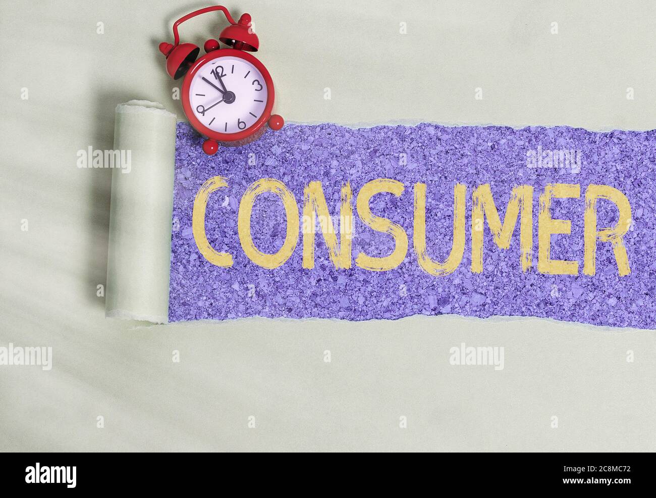 Scrittura a mano testo scrittura Consumer. Una foto concettuale che utilizza beni economici che sono venduti dai produttori laminati strappato strappato luogo di cartone strappato Foto Stock