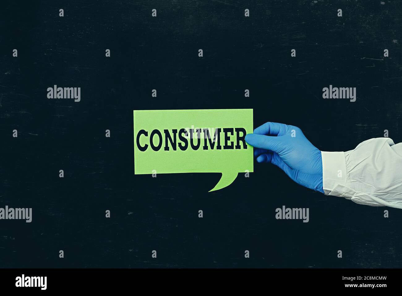 Testo di scrittura di parole Consumer. Foto di affari che mostra uno che utilizza beni economici che sono venduti dai produttori visualizzati carta adesiva vuota A. Foto Stock