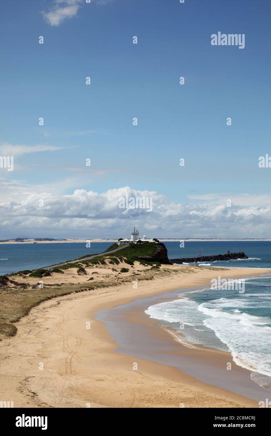 Una bella giornata di sole alla spiaggia e al faro di Nobbys. Newcastle Australia. Popolare attrazione locale. Foto Stock