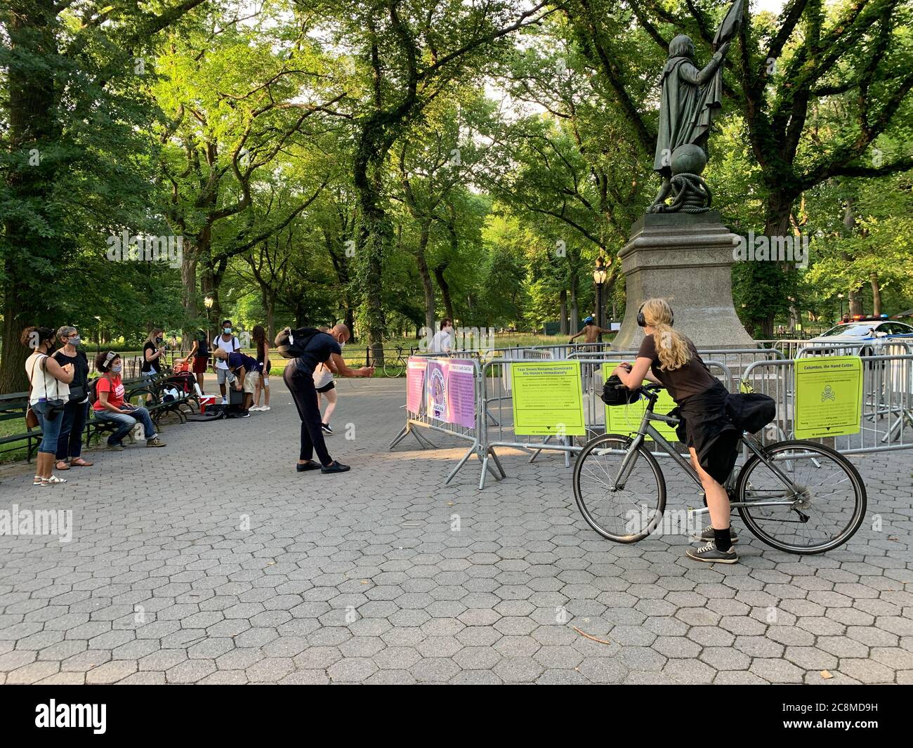 25 luglio 2020, New York, USA: (NUOVA) protesta Ã¢â‚¬Å"Take Down Columbus.Ã¢â‚¬Â 25 luglio 2020, New York, USA: Un gruppo di manifestanti chiamato Ã¢â‚¬Å"Take Down Columbus NYCÃ¢â‚¬Â si è riunito a Central Park per chiedere l'abbattere della statua di Cristoforo ColumbusÃ¢â‚¬â„¢, che è stata sotto la protezione dei poliziotti della NYPD da qualche tempo . La statua è anche barricata con recinzioni per impedire la sua distruzione da parte dei manifestanti. I manifestanti chiedono invece la sostituzione di Colombo con ANACAONA, che era un compositore di ballate, poesie narrative e danze tradizionali chiamato AREITOS e che è stato catturato e la Foto Stock