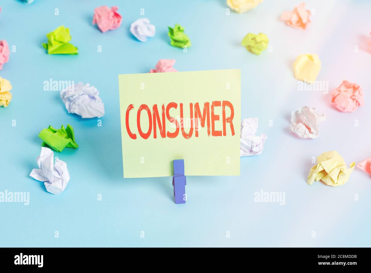 Testo di scrittura di parole Consumer. Foto di affari che mostra uno che utilizza beni economici che sono venduti dai produttori di carta sminuzzata colorata re vuota Foto Stock