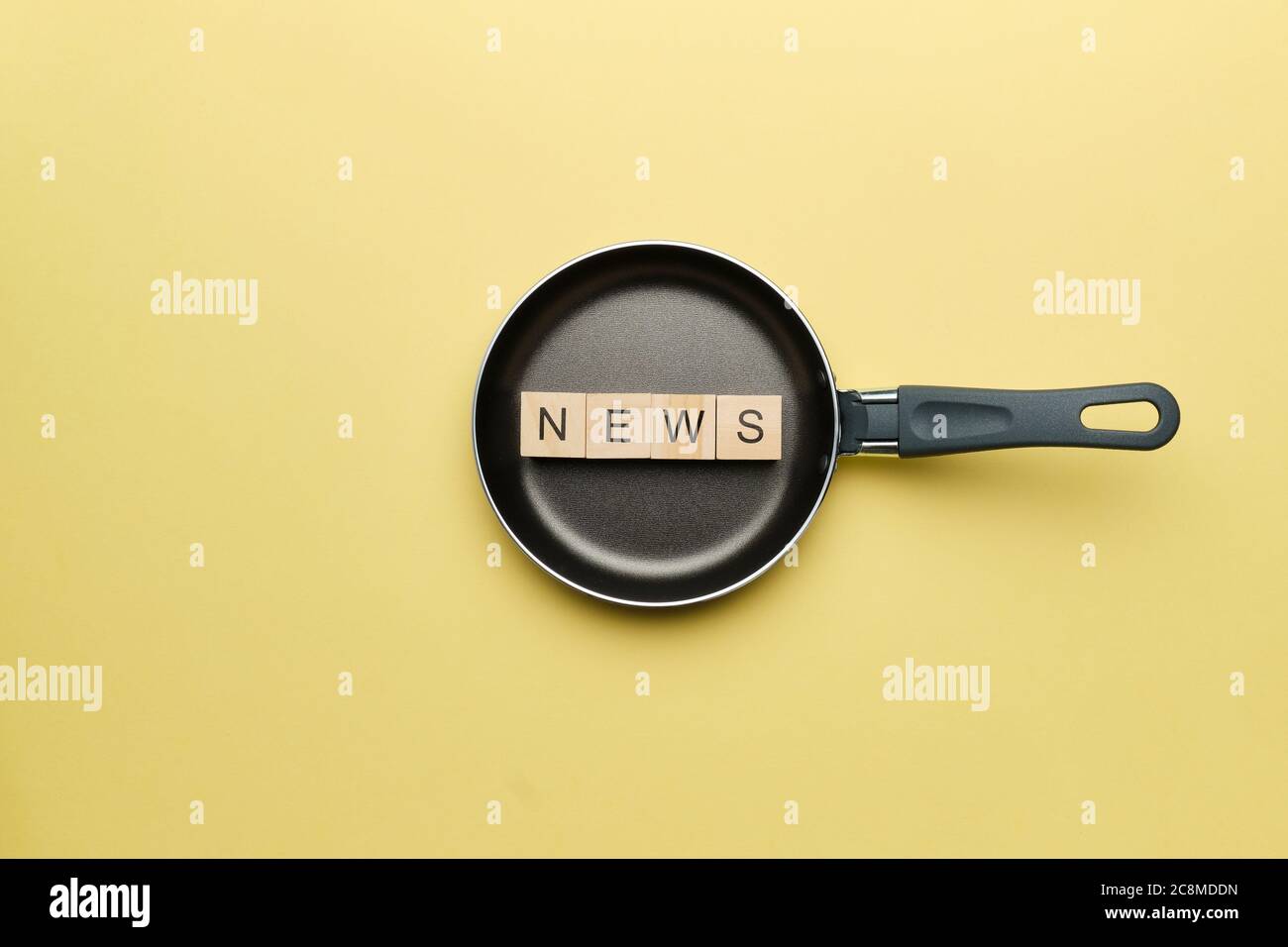 News Concept sui cubi in legno e padella. Foto Stock