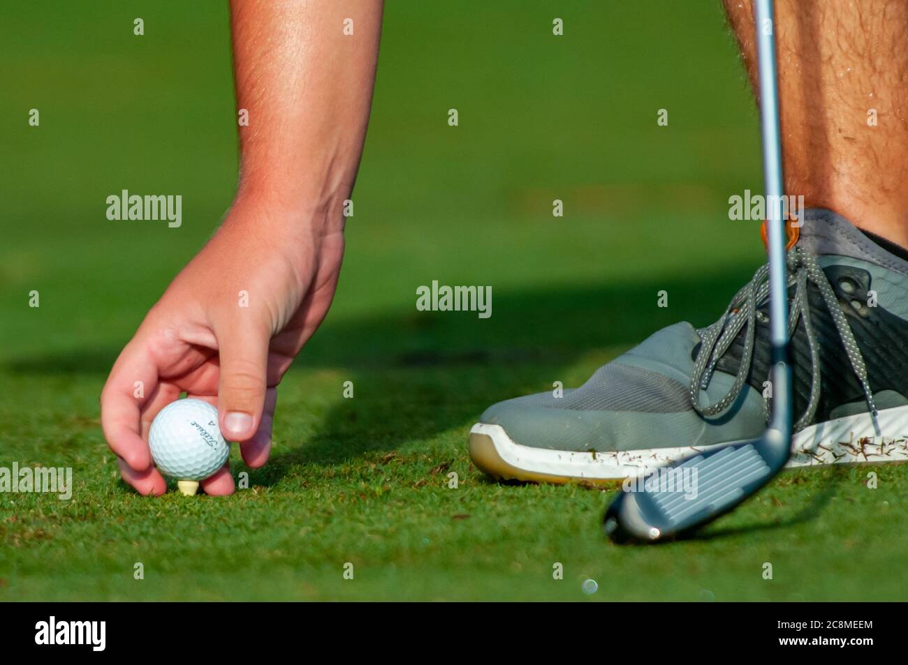 Villaggio di Pinehurst, Carolina del Nord, Stati Uniti. 25 luglio 2020. AIDEN SANDERS, di Phoenix, Arizona, tee la sua palla sul primo buco durante l'ultimo round del campionato statunitense Kids Golf World Teen Championship (Boys 15-18) presso il famoso Pinehurst No. 2, nel villaggio di Pinehurst, North Carolina. Ogni anno, il World Teen Championship accoglie i golfisti di età compresa tra i 13Ã‘e 18 i sette campi da campionato nella zona di Pinehurst. Questi corsi, questo evento e la comunità nel suo insieme hanno fornito un palcoscenico per golfÃs prossima generazione di stelle a brillare. Credit: ZUMA Press, Inc./Alamy Live News Foto Stock