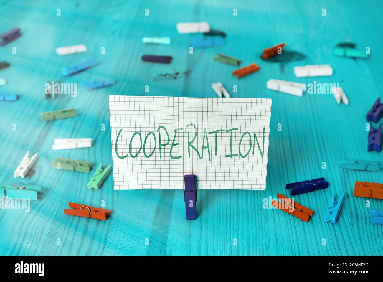 Scrittura concettuale a mano che mostra la cooperazione. Concetto che significa azioni di qualcuno che è stato utile facendo ciò che si desidera colorato briciolato rettangl Foto Stock