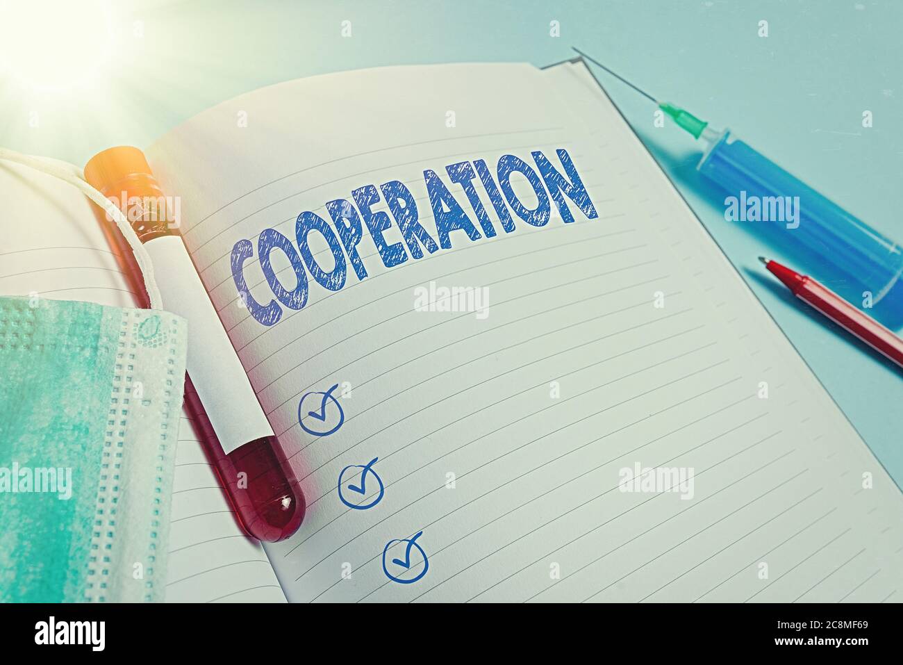 Cartello con scritto cooperazione. Business foto testo azioni di qualcuno che è stato utile facendo ciò che si desidera estratto fiala campione di sangue con me Foto Stock