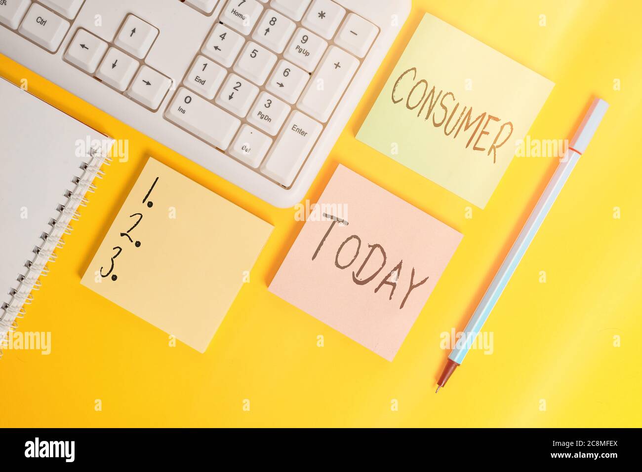 Scrittura concettuale a mano che mostra il consumatore. Concetto che significa uno che utilizza beni economici che sono venduti dai produttori di carte vuote con spazio di copia Foto Stock