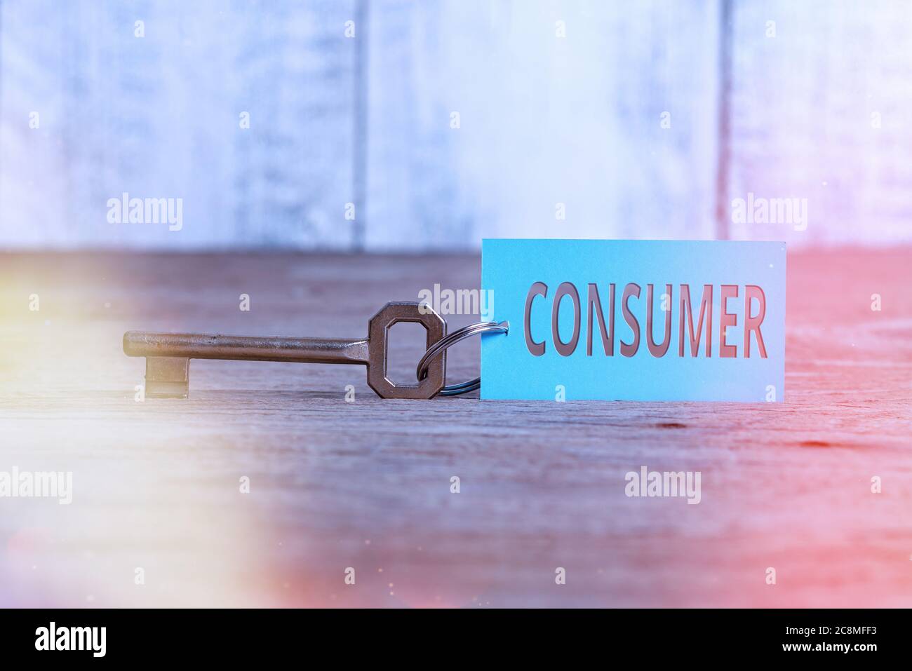 Nota di scrittura che mostra il cliente. Concetto aziendale per uno che utilizza beni economici venduti dai produttori Accessori in carta con smartphone Foto Stock