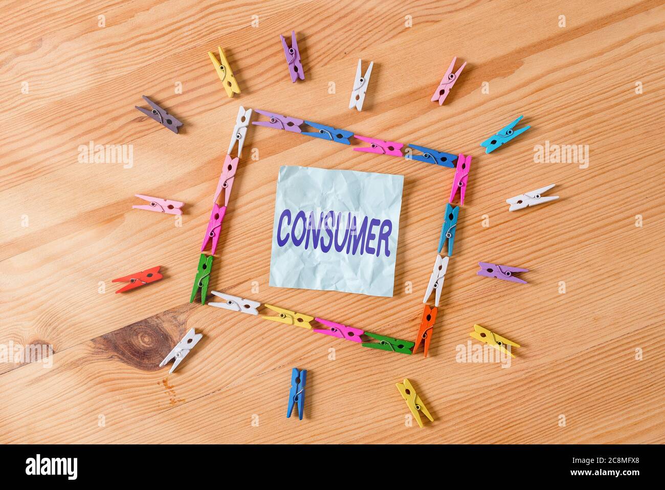 Scrittura a mano del testo Consumer. Una foto concettuale che utilizza beni economici che sono venduti dai produttori di carta da stendibiancheria colorata promemoria vuoto w Foto Stock