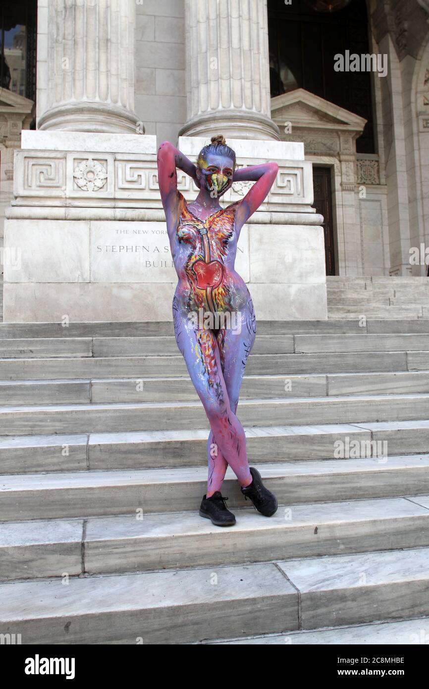 25 luglio 2020, New York, New York, Stati Uniti: Il 7° giorno annuale di Body  Painting Day a Times Square.Human Arts Connection ha dipinto lì oltre 50  volte, tra cui il giorno