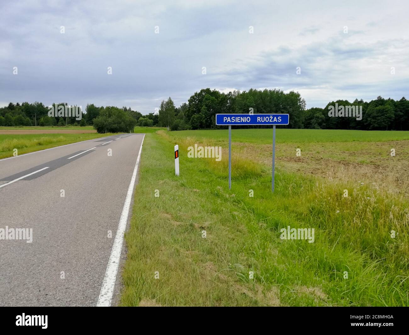 Cartello stradale del confine di stato scritto in lituano "Pasienio ruozas" Foto Stock