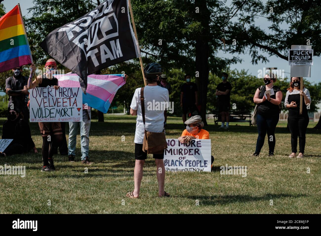 Cleveland, Ohio, Stati Uniti. 25 luglio 2020. I manifestanti si riuniscono a Willard Park poco prima di una protesta di ''No Facist Military War on the People'', sabato 25 luglio 2020 a Cleveland, Ohio. Credit: Andrew Dolph/ZUMA Wire/Alamy Live News Foto Stock