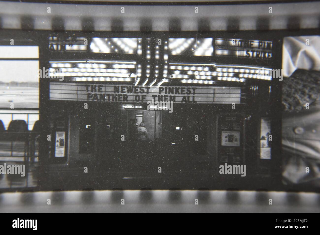 Bella fotografia in bianco e nero d'epoca degli anni '70 di un marquee cinematografico del più nuovo Panther Pinkest di tutti. Foto Stock