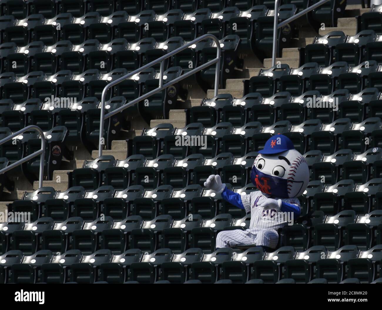 Queens, Stati Uniti. 25 luglio 2020. Il signor mascotte della squadra ha incontrato le grazie in una sezione vuota dei posti quando i New York Mets giocano gli Atlanta Braves al campo di Citi sabato 25 luglio 2020 a New York City. I Braves hanno sconfitto le Mets 5-3 in 10 innings Photo by John Angelillo/UPI Credit: UPI/Alamy Live News Foto Stock