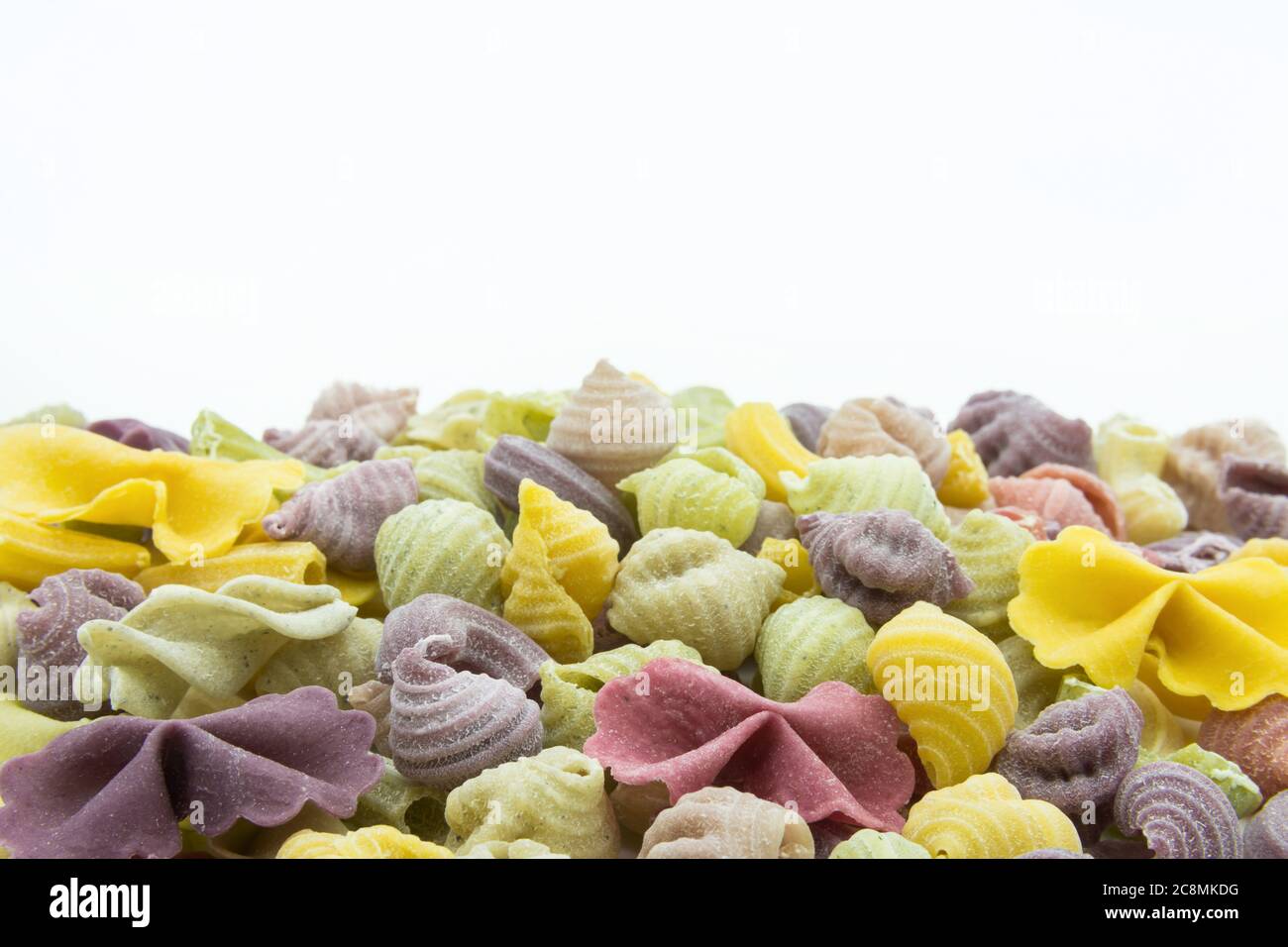 Vista ravvicinata dei colorati maccheroni isolati sullo sfondo bianco. Foto Stock