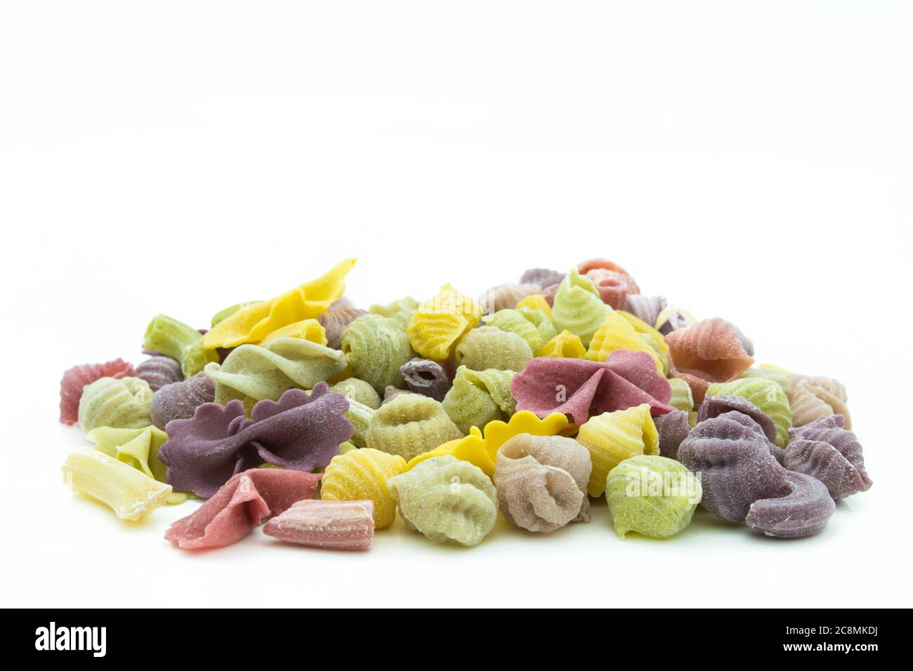 Vista ravvicinata dei colorati maccheroni isolati sullo sfondo bianco. Foto Stock
