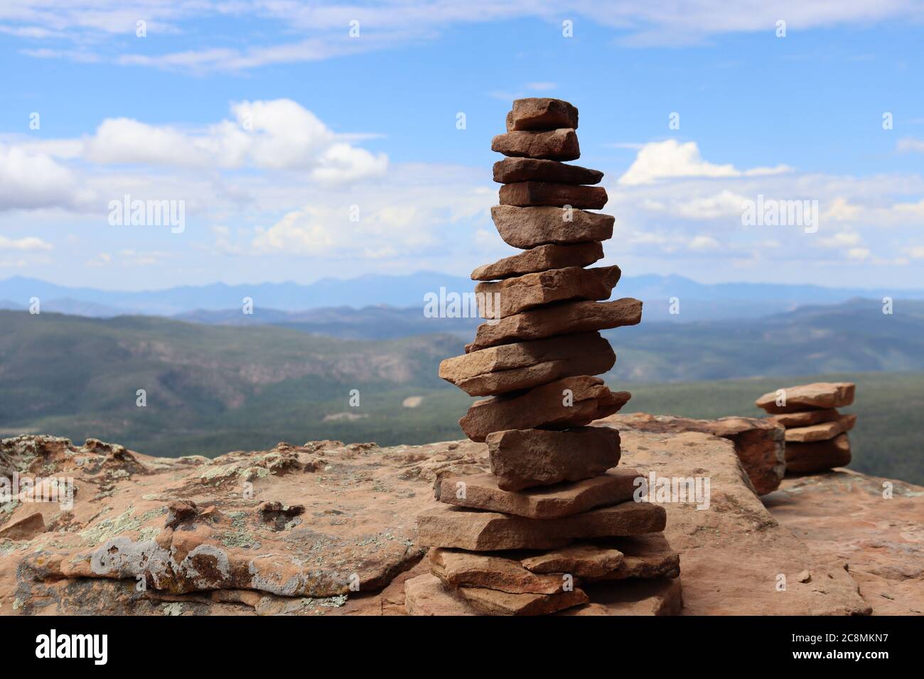 Le rocce bilanciate segnano tipicamente prove o percorsi, questo è stato trovato lungo il Mogollon Rim nel nord dell'Arizona. Foto Stock