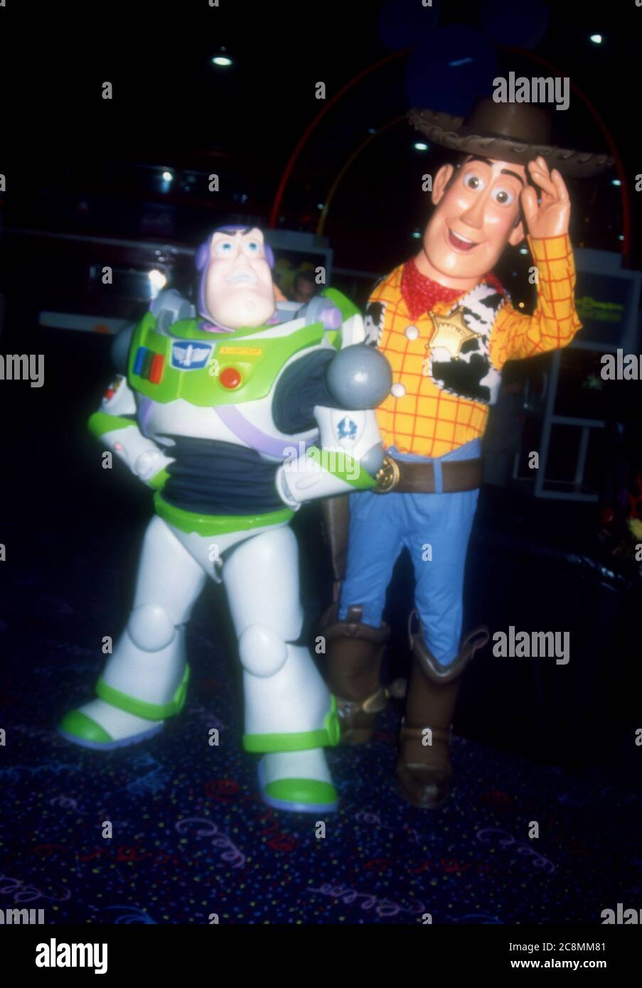 Las Vegas, Nevada, USA 23 gennaio 1996 personaggi Disney Toy Story Buzz Lightyear e Woody partecipano alla VSDA Convention il 23 gennaio 1996 come Las Vegas Convention Center a Las Vegas, Nevada, USA. Foto di Barry King/Alamy Stock foto Foto Stock