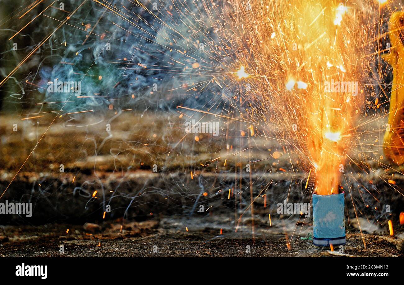 Fire crackers su vishu festival celebrazione-Kerala.Malayalam hindhu nuovo anno celebrazione Foto Stock