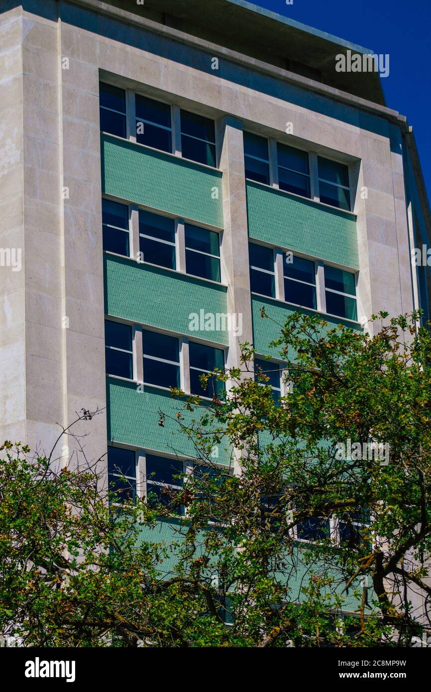 Lisbona Portogallo 25 luglio 2020 Vista della facciata di edifici moderni nel centro di Lisbona, la città costiera collinare capitale del Portogallo e oltre Foto Stock