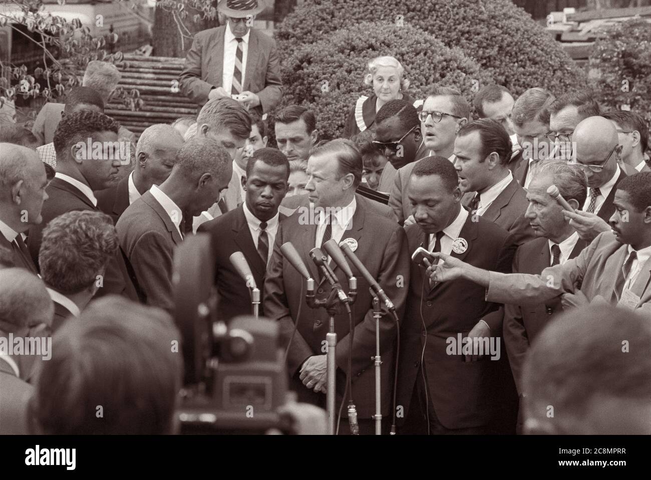 I leader dei diritti civili, tra cui Martin Luther King (SCLC), John Lewis (SNCC) e Roy Wilkins (NAACP), si incontrarono con i giornalisti dopo un incontro con il presidente John F. Kennedy dopo la marcia di Washington, D.C., 28 agosto 1963. Foto Stock