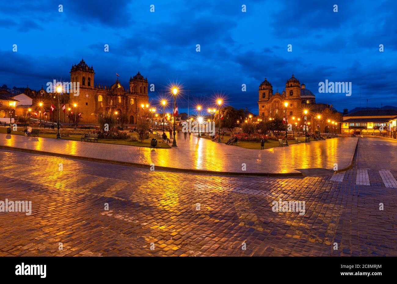 La piazza principale di Plaza de Armas della capitale inca Cusco durante l'ora blu con la Cattedrale e la chiesa Compania de Jesus, Perù. Foto Stock
