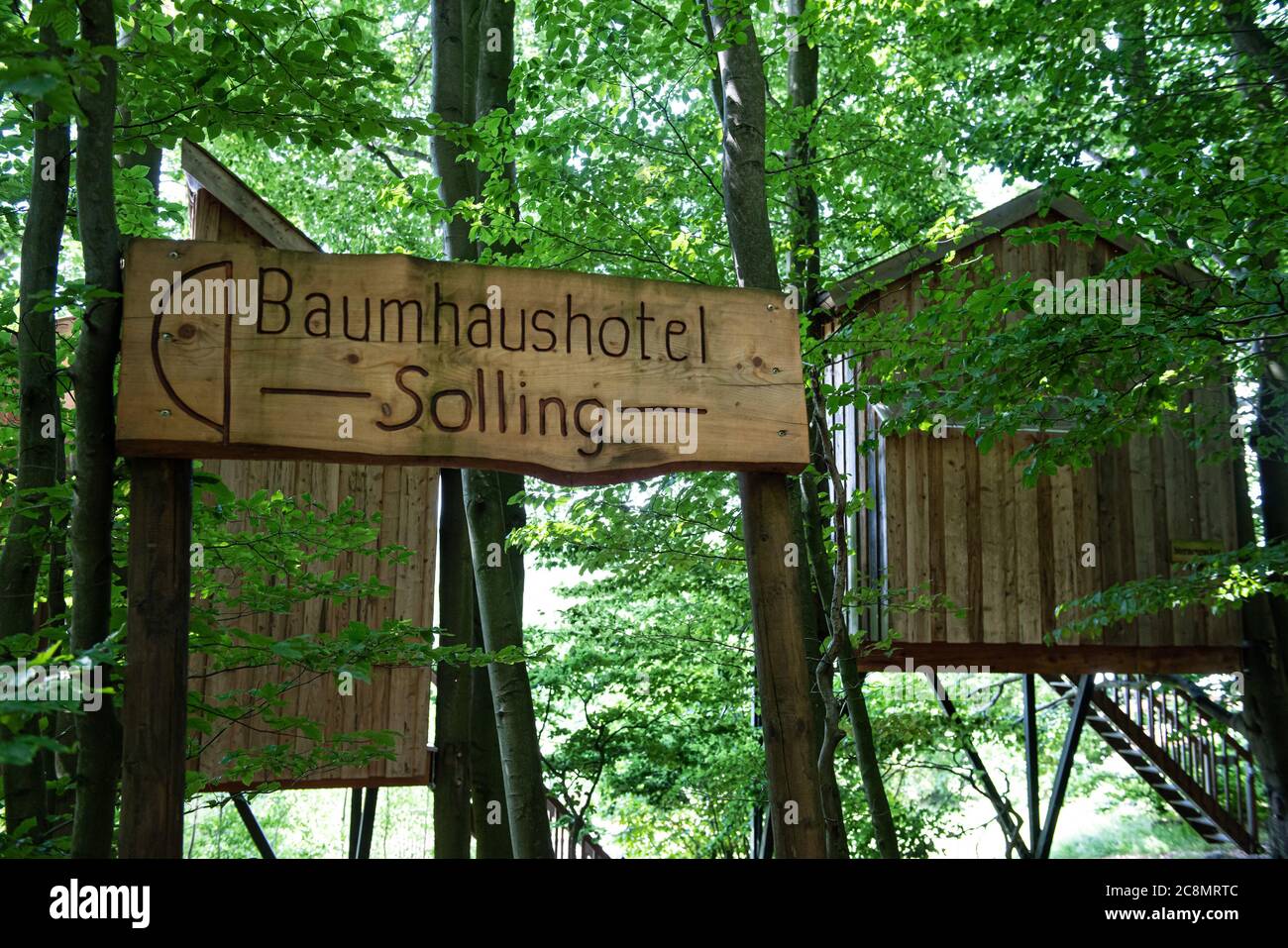 18 luglio 2020, bassa Sassonia, Schönhagen: La scritta 'Baumhaushotel Solling' si può vedere di fronte a case di alberi nel parco naturale Solling-Vogler. L'insolito hotel di case di alberi si compone di diverse case di alberi nel mezzo della foresta di avventura Expo ed è stato aperto nel 2008 come il primo del suo genere in bassa Sassonia. (A dpa 'i migliori ostelli offrono comfort e sensazione di natura') Foto: Swen Pförtner/dpa Foto Stock