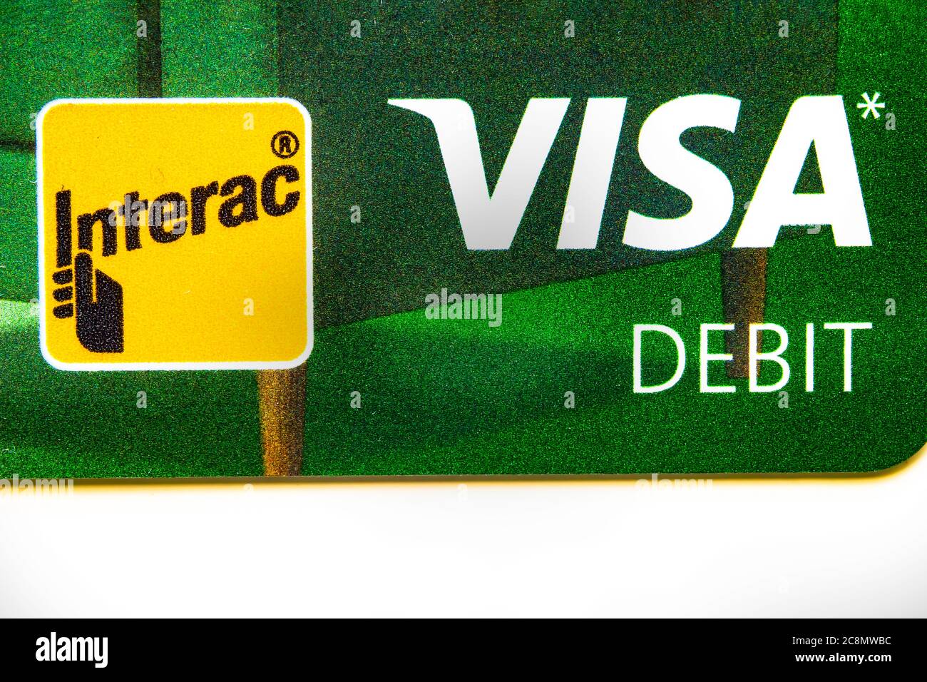 Calgary Alberta, Canada. 25 luglio 2020. Una macro vicino al logo del visto su una carta di debito. Foto Stock