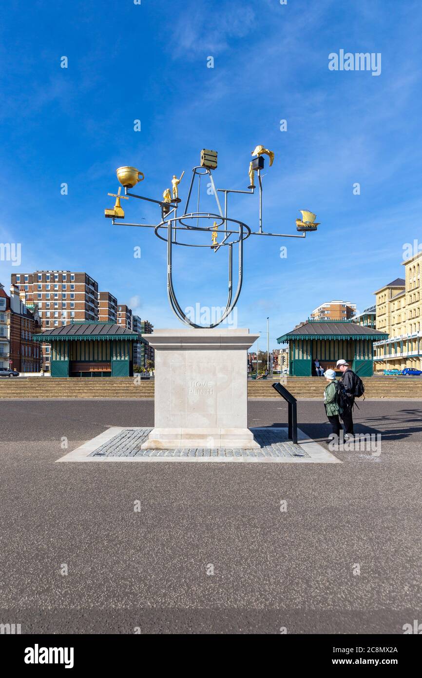 Brighton, Inghilterra - 30 agosto 2019: Hove Plinth, Brighton East Sussex, adorna della sua prima scultura - Constellation di Jonathan Wright Foto Stock