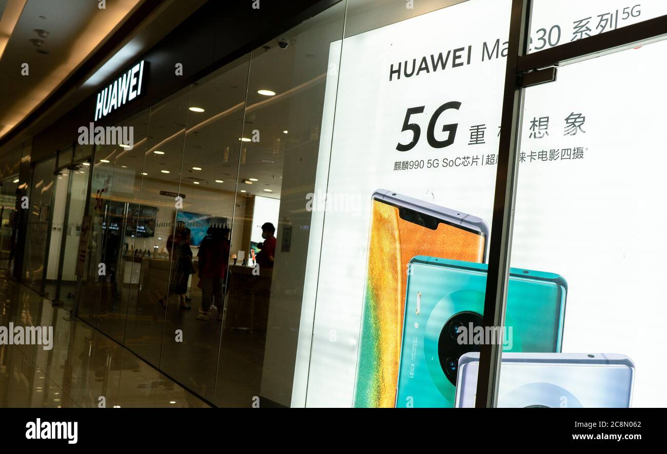 Un negozio Huawei nel centro commerciale. Huawei è la principale azienda di tecnologia di comunicazione 5G in Cina. Foto Stock