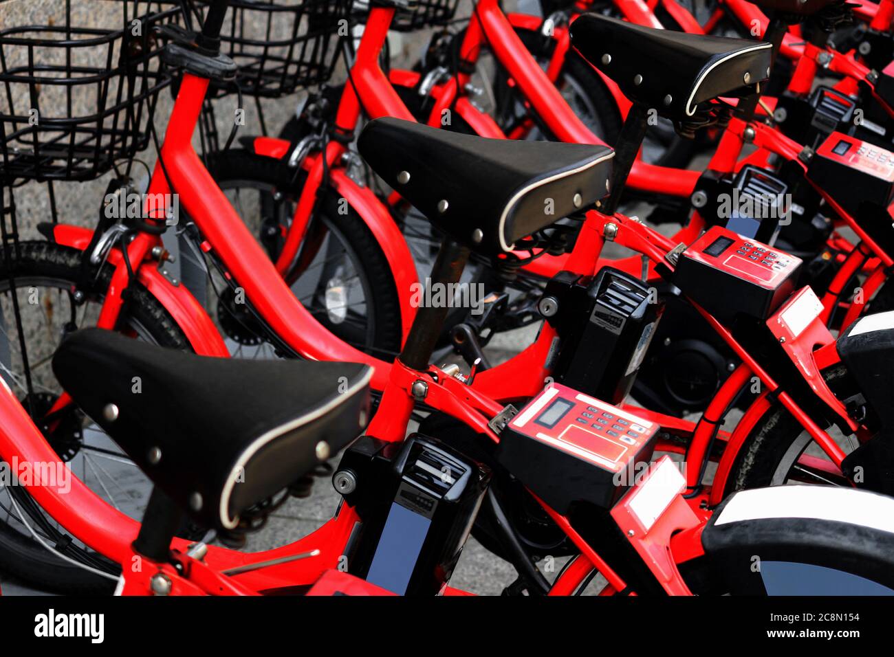 Biciclette rosse per la condivisione delle biciclette che possono essere utilizzate in ciascuna delle principali destinazioni turistiche del Giappone Foto Stock
