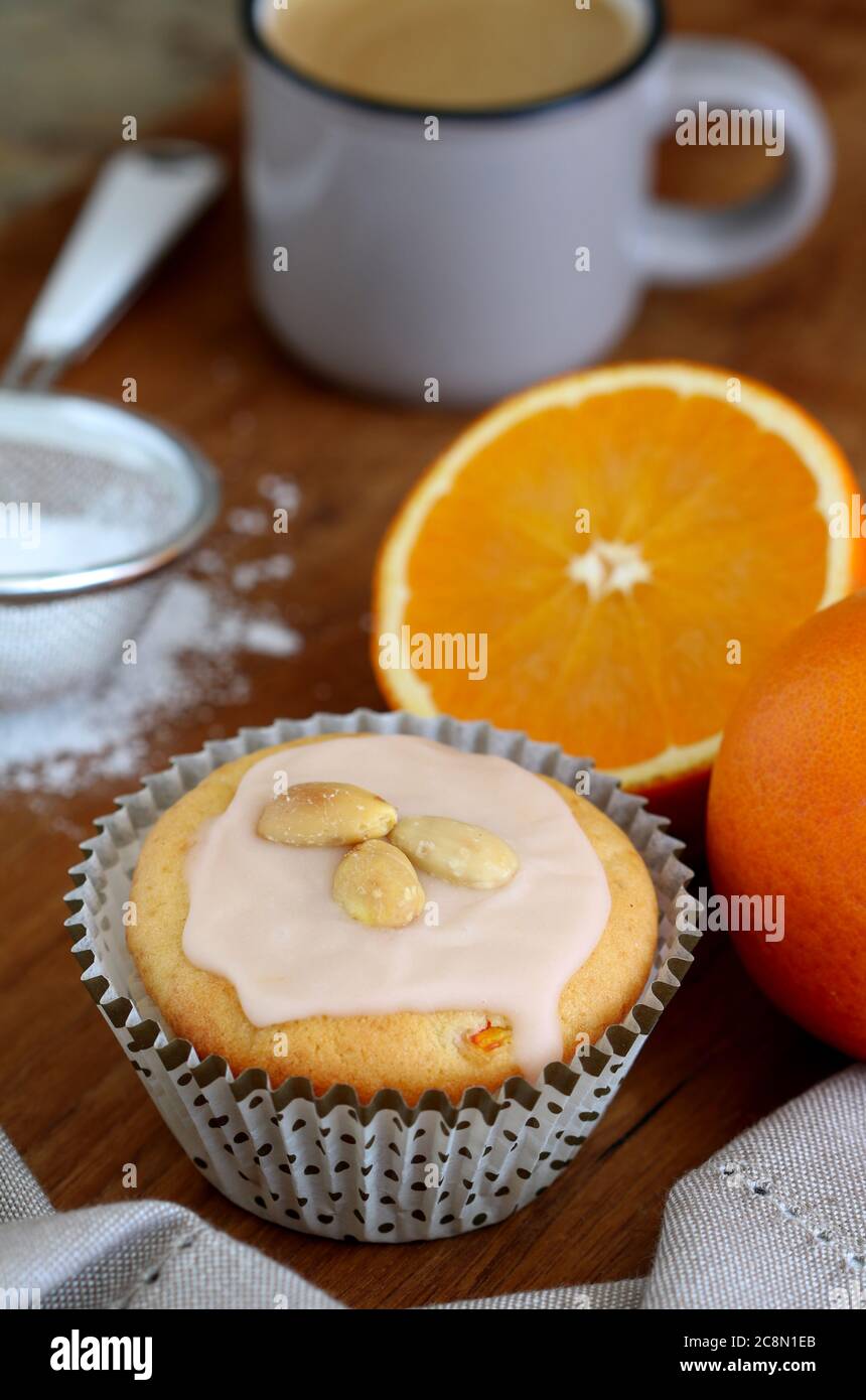 muffin d'arancia e panetteria invernale d'arancia fresca Foto Stock