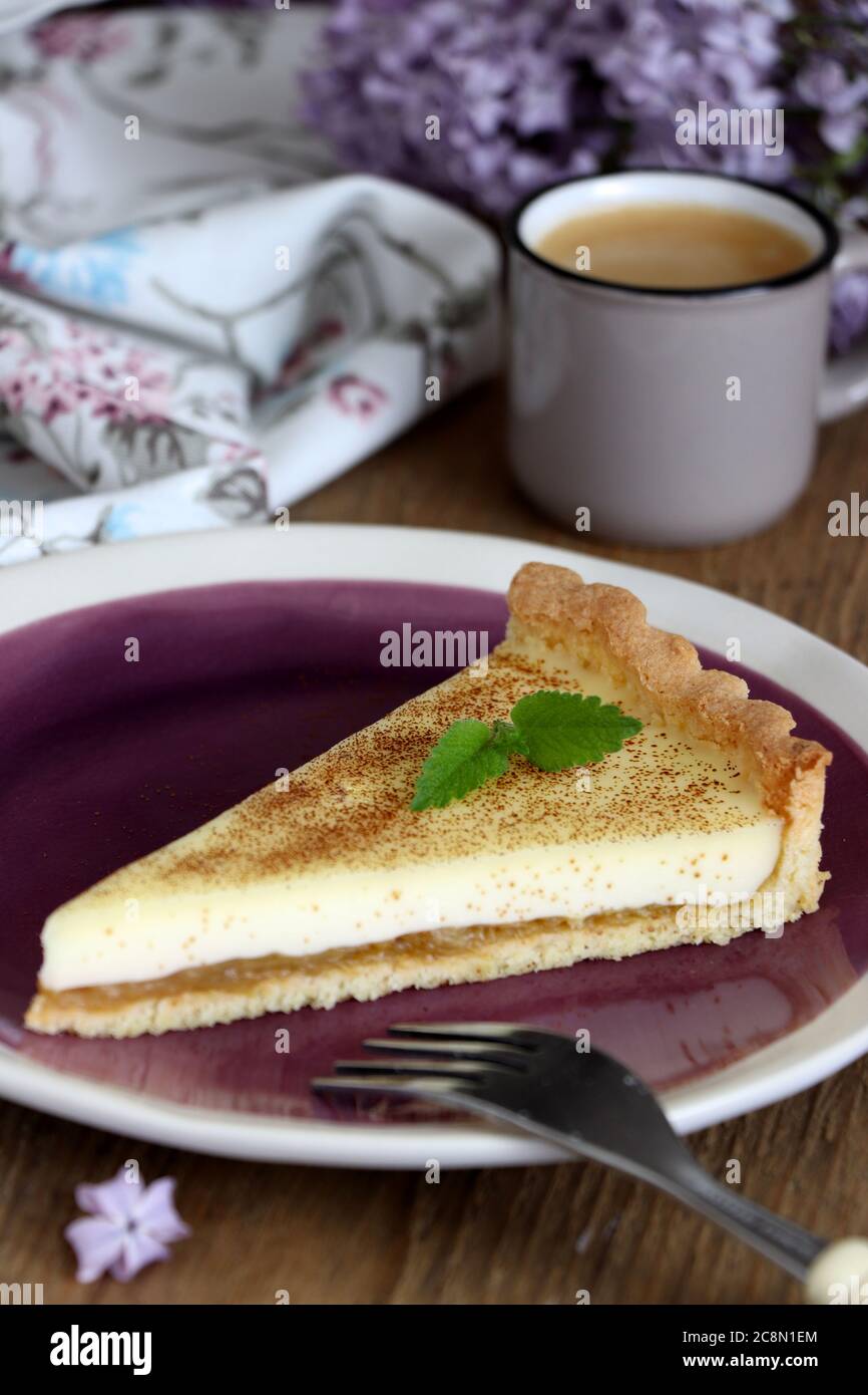 crostata di vaniglia nel rabarbaro sul piatto Foto Stock