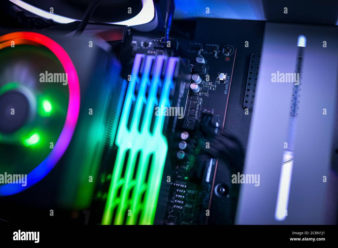 Primo piano di una scheda madre del computer, di una memoria RGB e di una ventola della CPU RGB Foto Stock