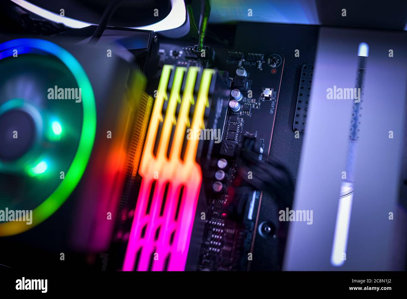 Primo piano di una scheda madre del computer, di una memoria RGB e di una ventola della CPU RGB Foto Stock