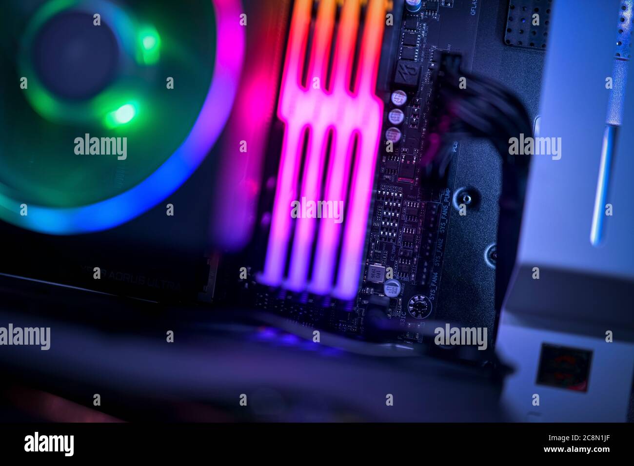 Primo piano di una scheda madre del computer, di una memoria RGB e di una ventola della CPU RGB Foto Stock
