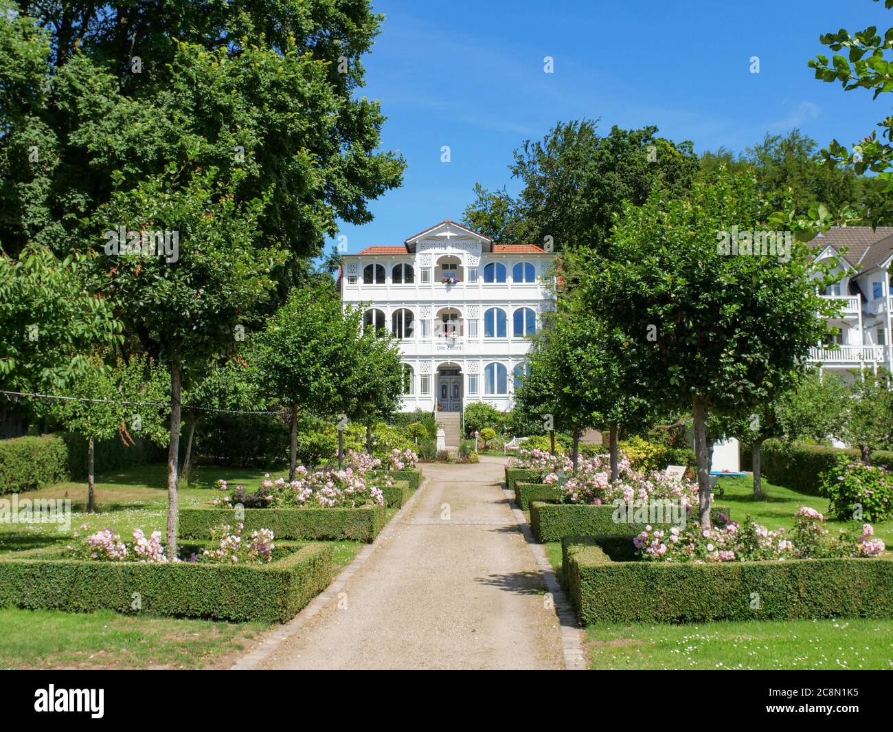 Dienstleistungen und Häuser im Ostseebad Sellin auf der Insel Rügen an der Ostsee, Architektur Villa und Straßenansicht in Selin Deutschland Foto Stock