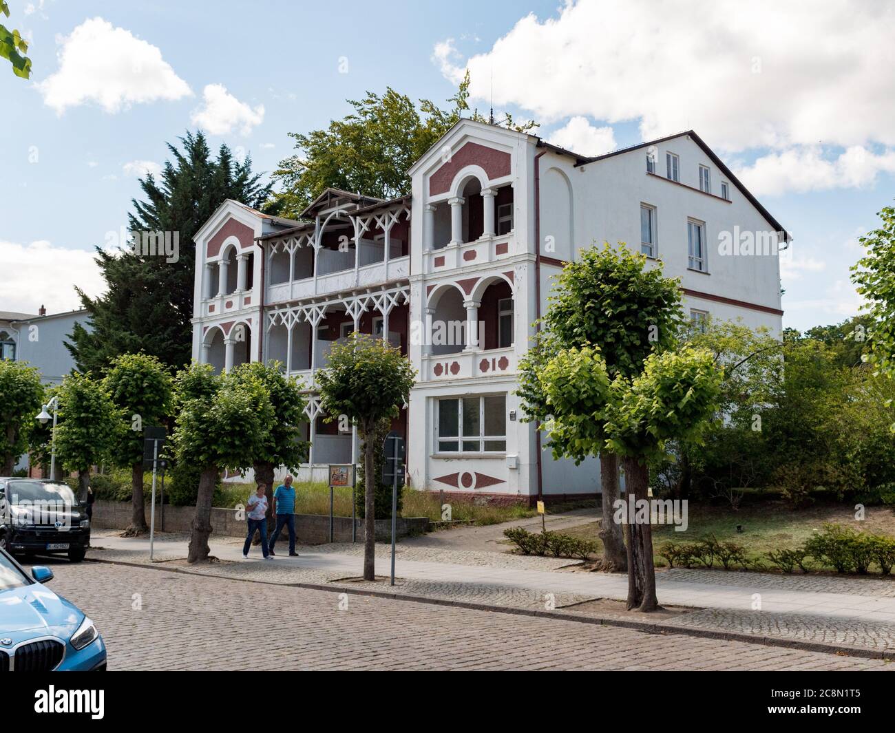 Dienstleistungen und Häuser im Bereich Rügen und Verkauf von Dienstleistungen im Bereich und Verkauf von Dienstleistungen Straßenansicht Wilhelmstraße Foto Stock