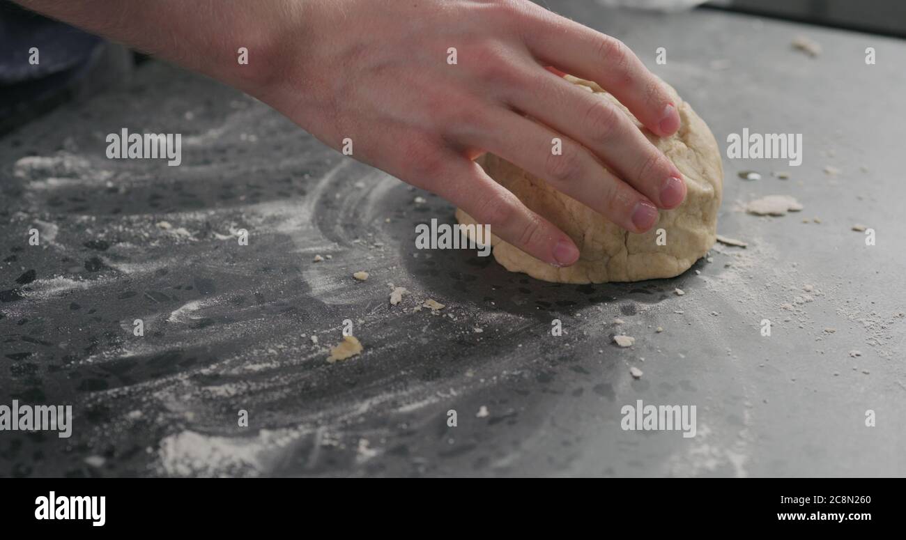 l'uomo ha messo l'impasto su un piano di cemento Foto Stock